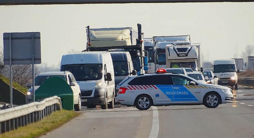 Sorban buktak a kamionok, így szedték ki őket a forgalomból a rendőrök (videó)