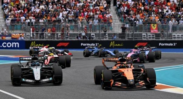 A McLaren támadna, Verstappen nyerne: a nap hírei
