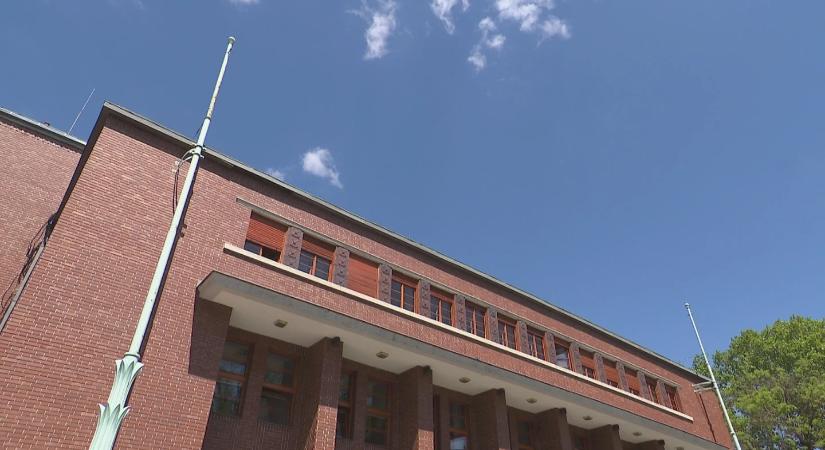 „Széchy Tamás egy pedofil szexuális ragadozó volt” – lekerült az úszóedző neve a margitszigeti uszodáról