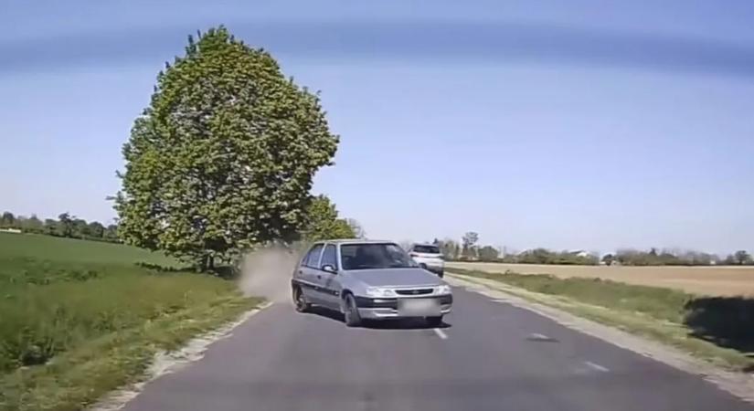Itt a videó, amitől megáll az ütő: Úgy pördült meg az úton a pofátlan autós, hogy csak a vakszerencsén múlt az élete