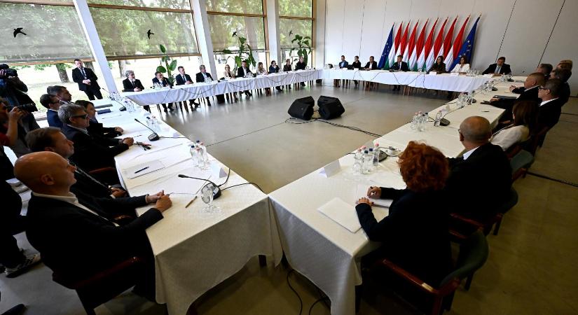 Fotókon a Tisza-kormány első ülése