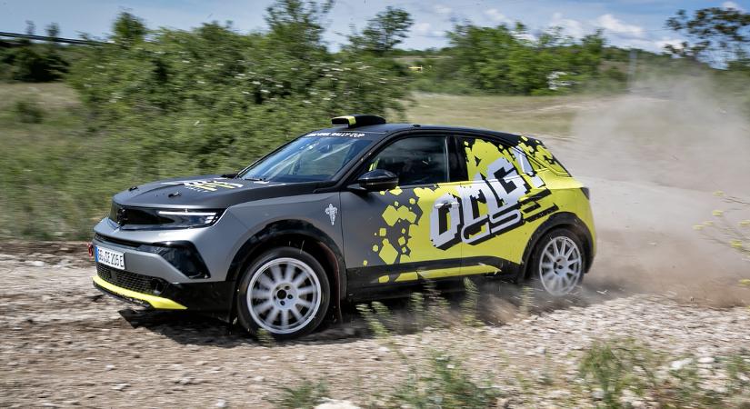 Úgy driftelt Stohl a murván, hogy alig kaptunk levegőt! Brutális lett az Opel új elektromos raliautója – galéria