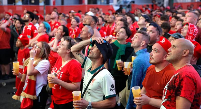 A párizsi pokol után: kalapáccsal verték szét a Liverpool-drukkert, ma már másokon segít