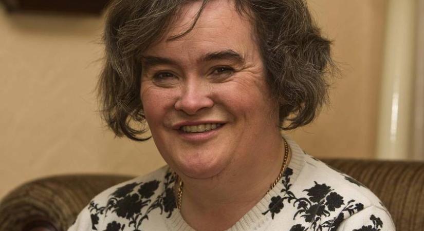 Susan Boyle a Got Talent csúnyácska sztárja volt: 65 évesen csillogós estélyiben ragyogóan néz ki