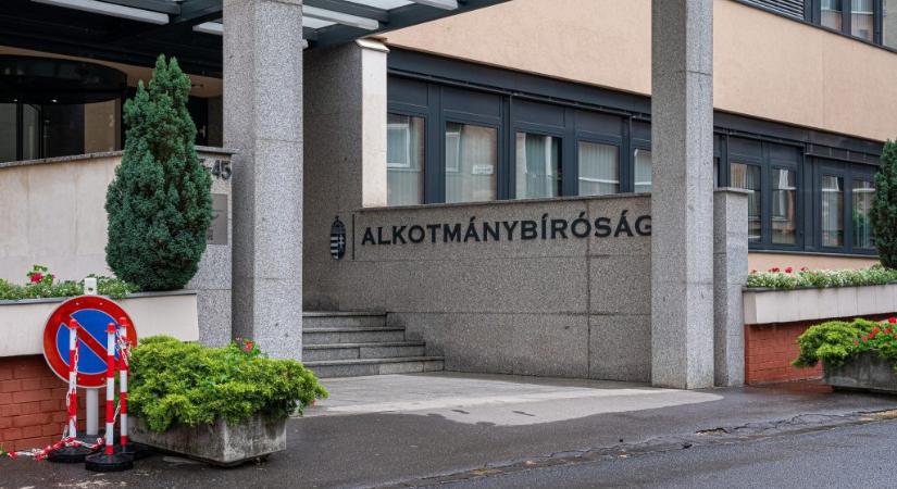 Ezekben az ügyekben bizonyíthatja az Alkotmánybíróság, hogy szakított a NER-rel