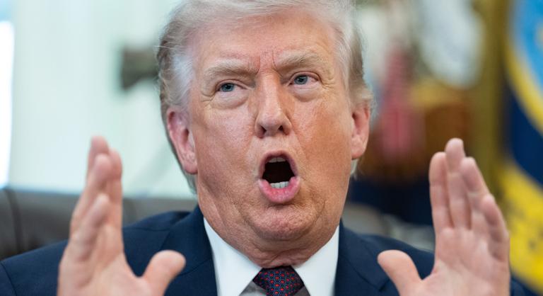 Pápának képzeli magát és népirtással fenyeget – harminc pszichiáter követeli Donald Trump távozását