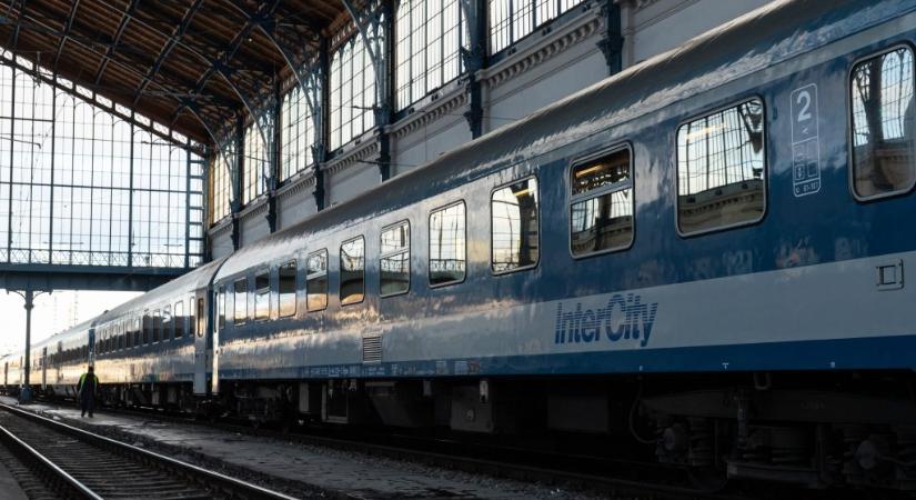 Kisiklott egy motorvonat a Nyugatinál, korlátozták a pályaudvar forgalmát
