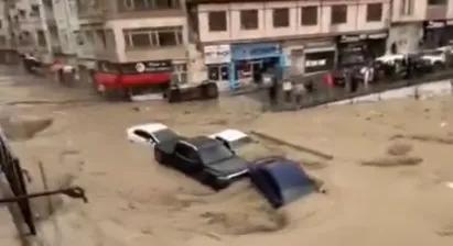 Autókat sodort el a villámárvíz Törökországban – videó