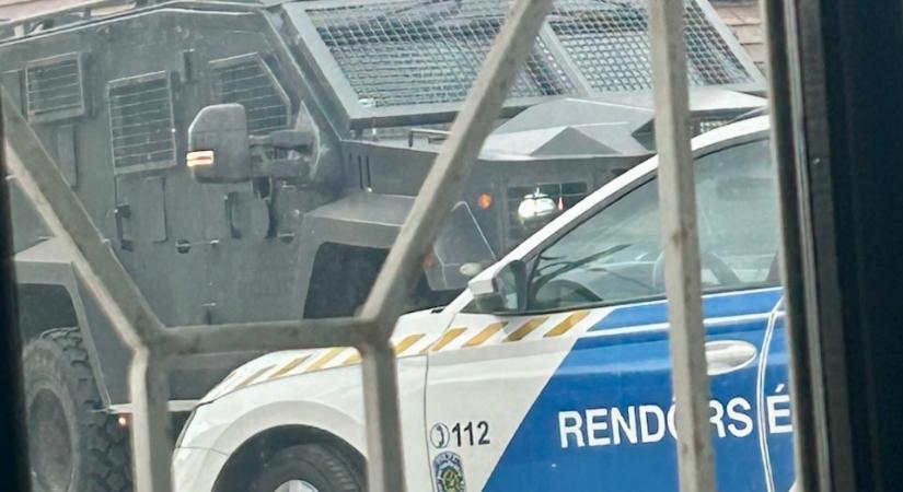 Korábban meglőtte a szomszédját a monori ámokfutó: „Üvöltött, hogy megöl minket” – Fotón a kezébe fúródó lövedék