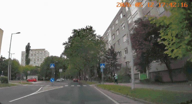 Két fiatal elektromos rollerrel csapódott egy autónak Győrben