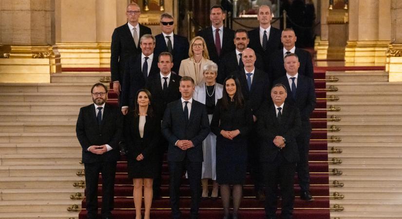 Megjelent a Magyar Közlönyben a kormánytagok feladatköreiről szóló határozat: Vitézynél a koncessziók, Kármánnál a szerencsejáték, Pósfainál a sport