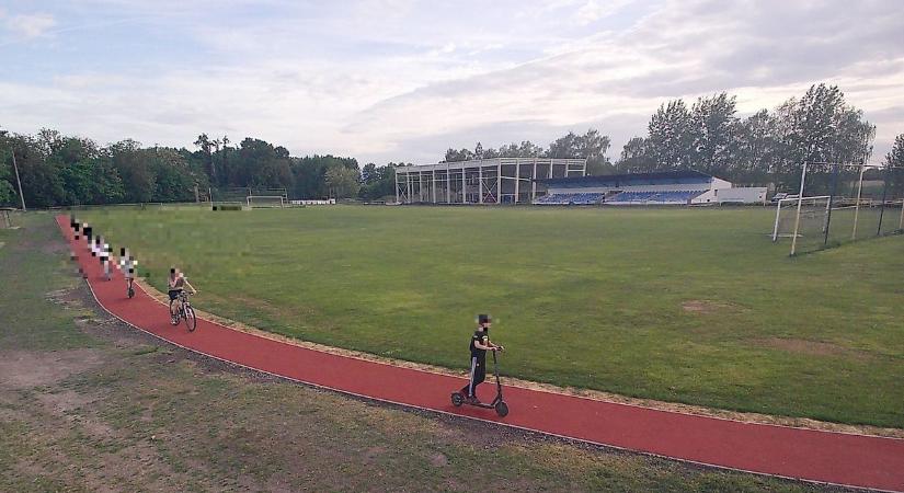 Elképesztő, amit a település futópályáján művelnek – videó is készült róla