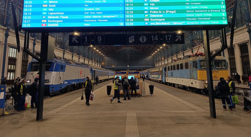 Rendkívül súlyos emberi hiba történt, kisiklott egy vonat a Nyugatiban