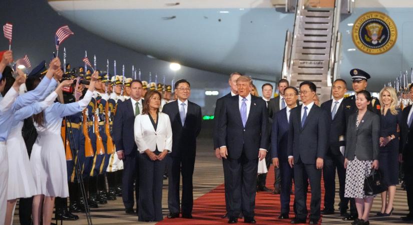Trump „nagyszerű vezetőnek” nevezte a kínai elnököt