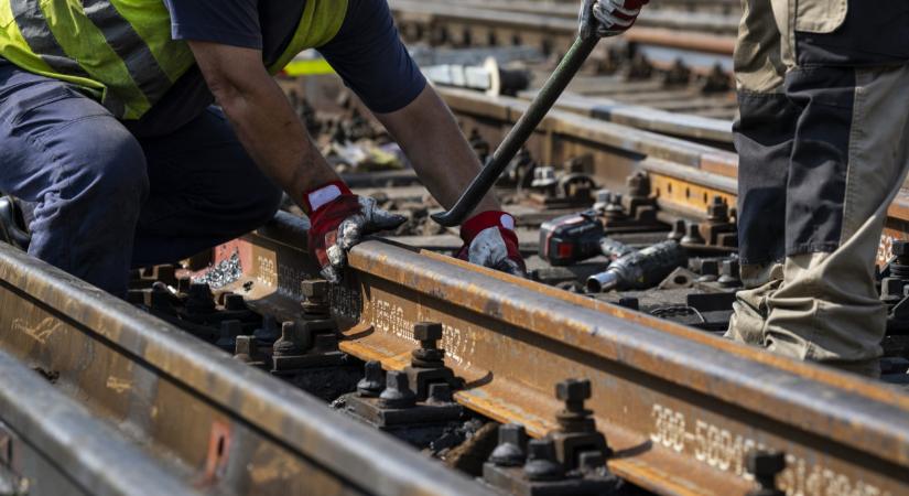 Kisiklott egy vonat a Nyugatinál: késésekre, káoszra kell készülni, rengeteg járat csak Kőbányáig közlekedik