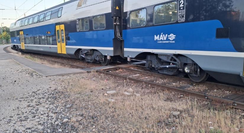 Kisiklott egy vonat a Nyugatinál, borul a menetrend
