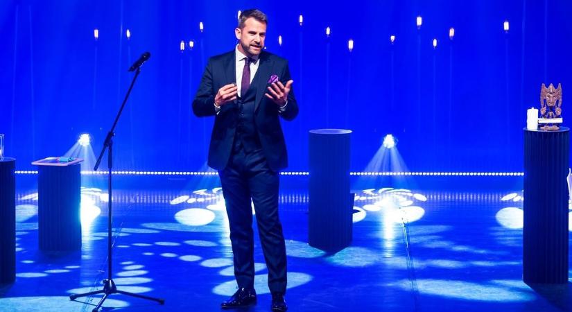 Álló taps és döbbenet után új állomáson Danny Blue – Hódmezővásárhelyen folytatódik „A Titok”