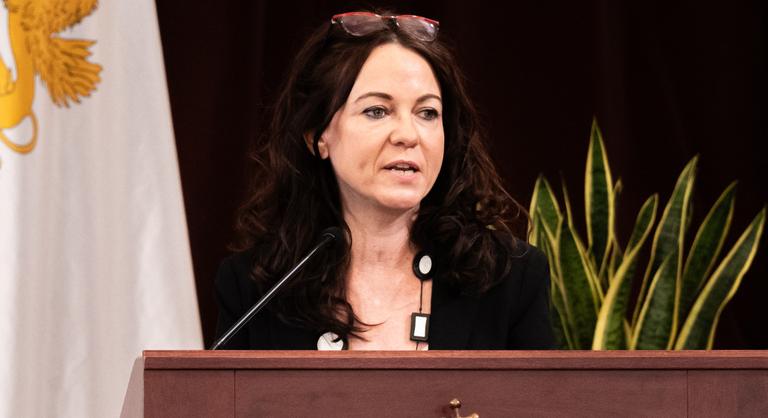 Szabó Tímea kiakadt, nem érti, miért „pont azt a félkegyelműt” ültették a helyére a parlamentben