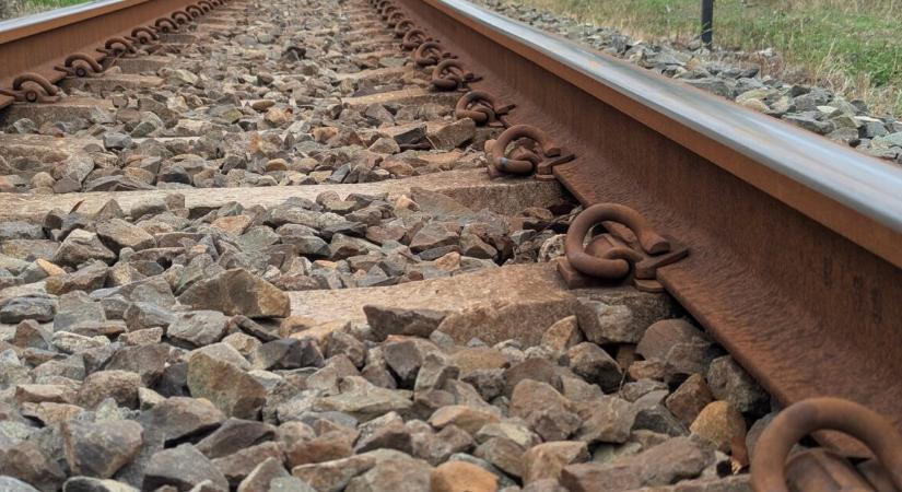 Rendkívüli reggel a Nyugati pályaudvaron – kisiklott egy emeletes vonat