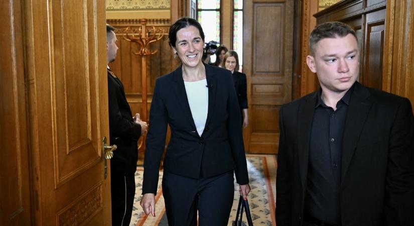 Orbán Anita első napján visszarakatta a székeket a Külügyminisztérium büféjébe
