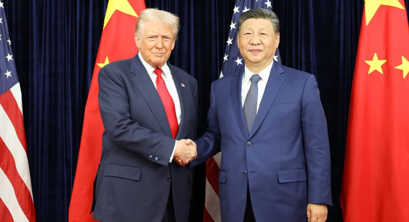 Trump Pekingben: „nagyszerű vezetőnek” nevezte Hszi Csin-pinget