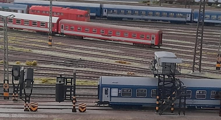 Kisiklott egy emeletes vonat a Nyugatiban, megbénult a pályaudvar forgalma