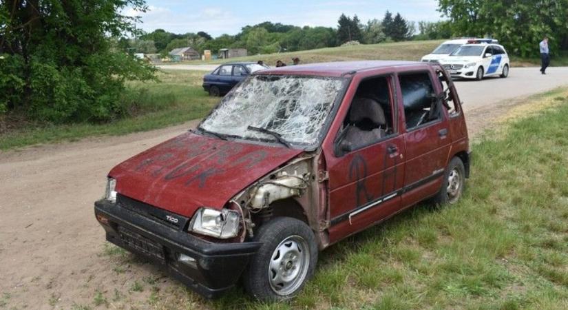 15 éves fiú menekült a Daewoo Ticóval, amelynek egyetlen ablaka volt, az is pókhálósra repedve