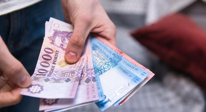 TikTokon árulta a hamis pénzt - 18,5 milliót forintot foglalt le a rendőrség ettől a férfitől