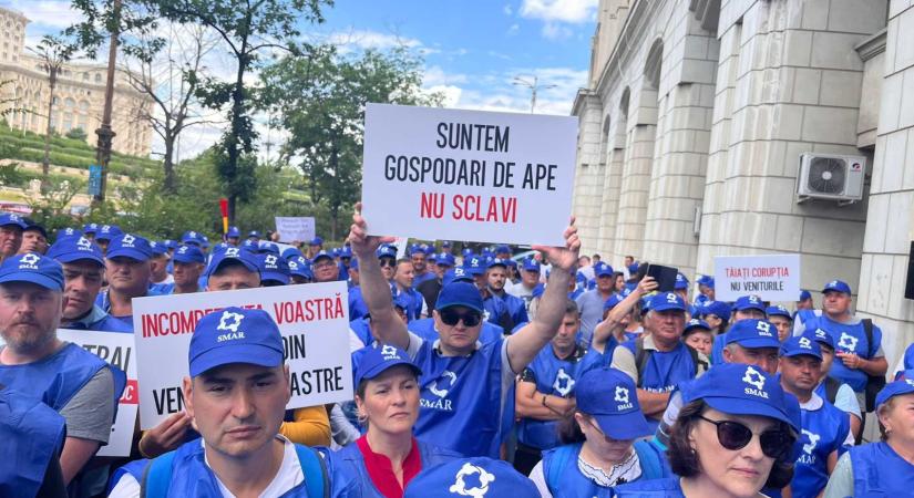 A fővárosban tiltakoznak a vízügyesek