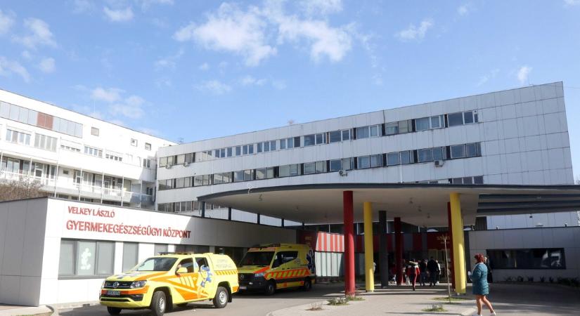 Megjelentek a tünetek a betegeknél és a dolgozóknál is: látogatási tilalmat rendeltek el a borsodi kórházakban