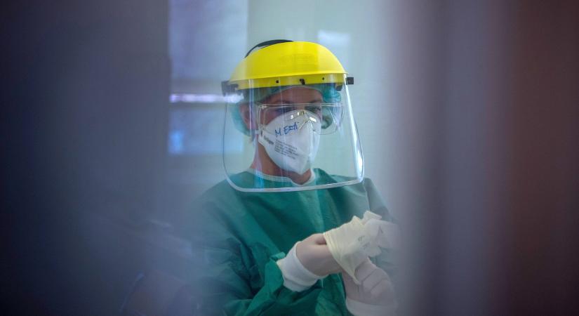Annyi dolgozó lett beteg, hogy látogatási tilalmat vezettek be több kórházban is
