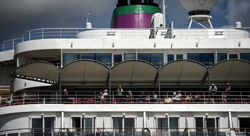 Újabb hajóra csapott le egy vírus - több mint 1700 ember vesztegel Franciaország egyik kikötőjébe