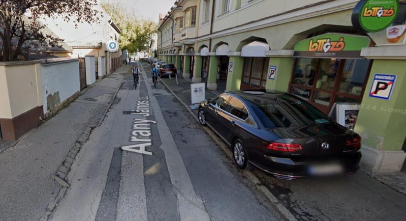 Átütemezik az Arany János utcai járdafelújítást Esztergomban, lakossági fórumot is tartanak