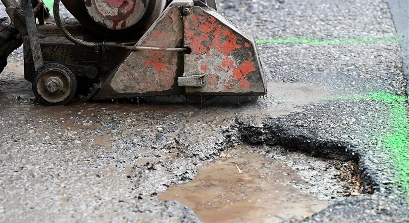 Megkezdődtek a balesetveszélyes úthibák javításai Egerben