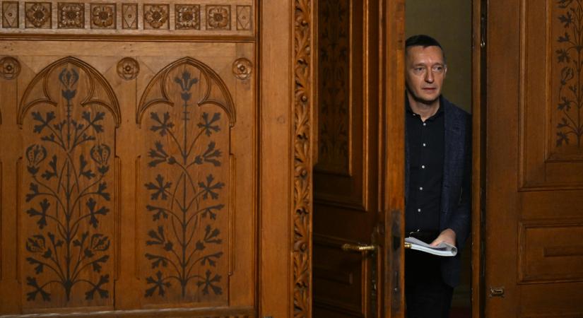 A kormánypropaganda kulisszatitkai – Rogánék olcsó trükkökkel próbálták elsunnyogni a közérdekű adatokat