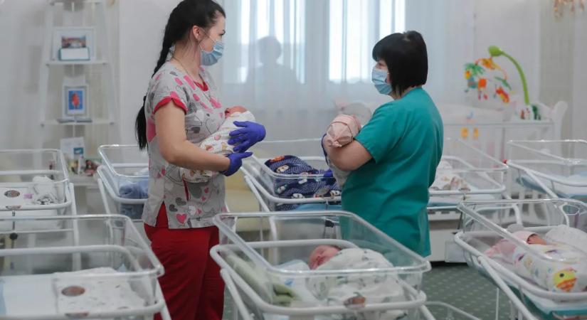 Személyes egyeztetésre hívja 11 szüléssel foglalkozó civil szervezet Hegedűs Zsolt egészségügyi minisztert
