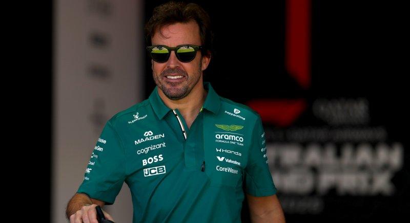Újabb egyedi sportautót vett Alonso, ebbe gyerekülést is szereltek