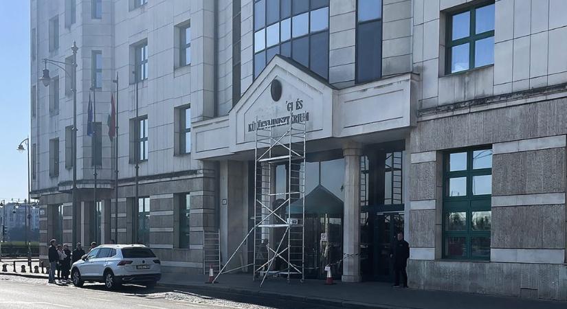 Már le is szedték a Külgazdasági szót a külügy Bem téri épületének homlokzatáról – fotó