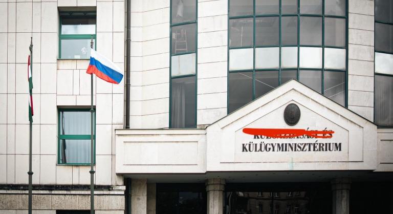 Már le is szedték a Külügyminisztérium homlokzatáról a „Külgazdasági és” feliratot