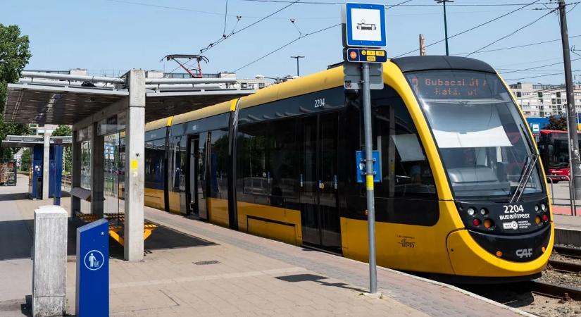 Megbénult a villamosforgalom: autó ütközött a szerelvénynek a Haller utcában