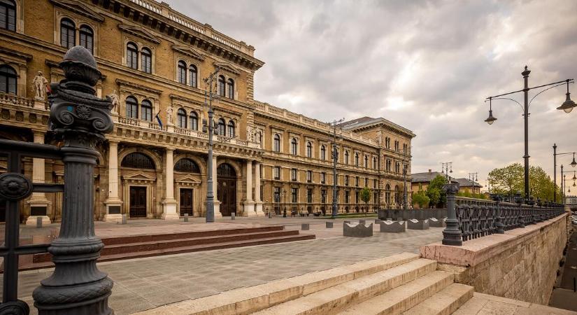 Elindult a vita az első modellváltó egyetem sorsáról