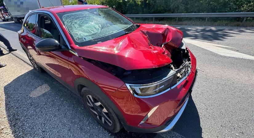 Teljes útzár a 4-esen! Kiszakadt egy kamion kereke, két autónak is nekicsapódott – fotókkal