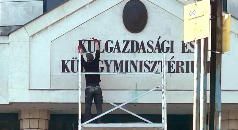 Leszedték a külgazdasági feliratot a Külügyminisztérium főépületéről