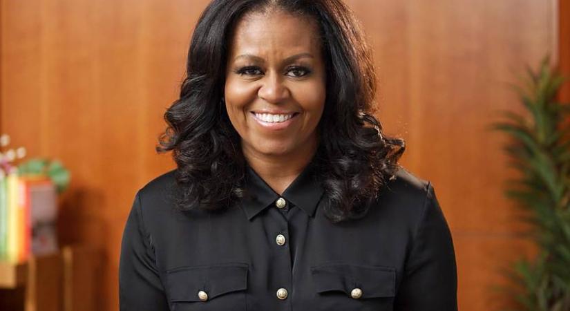 A 62 éves Michelle Obama ennyire lefogyott: testvéreknek néznek ki lányaival a friss képen
