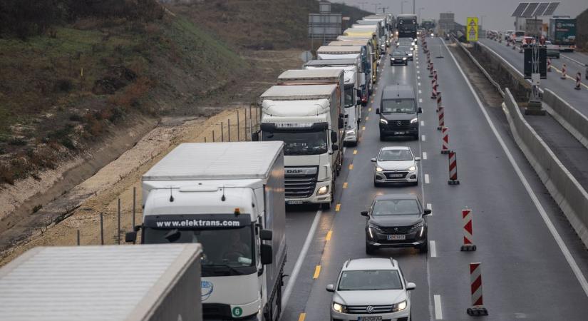 Ha ezt a sávot választja most az M1-esen Tatabányánál, tankolni és pihenni sincs esély az M0-ig