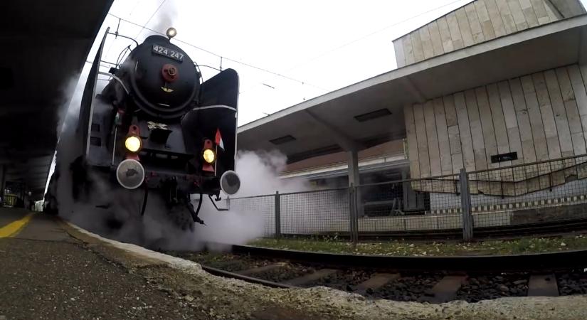 Újra sínen a legendás Bivaly – tömegek várták a fekete mozdonyt