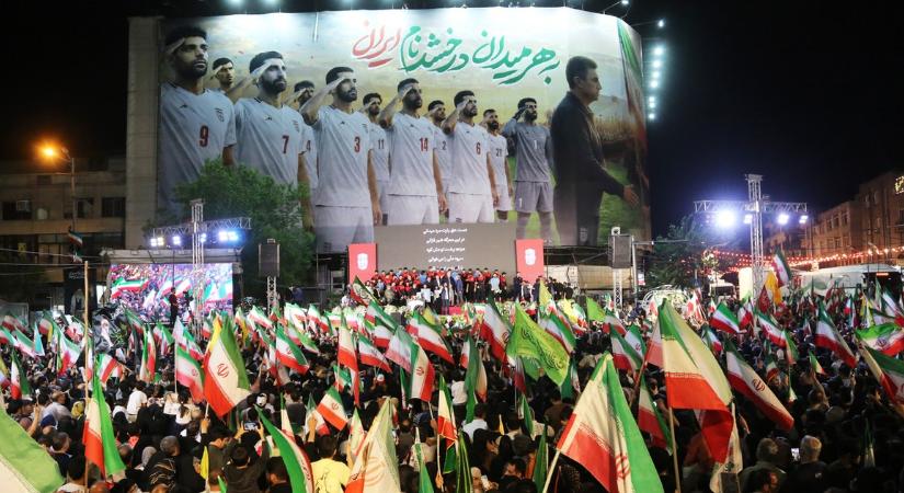 Irán döntött, vállalja! Óriási tömeg búcsúztatta Teheránban a vb-re készülő nemzeti fociválogatottat
