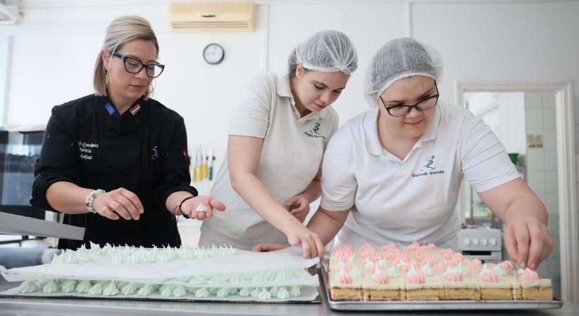 Kíváncsi vagy a város tortájára? Megmutatjuk a sütit, amit szombaton bárki megkóstolhat a nyíregyházi Kossuth téren (fotók, videó)