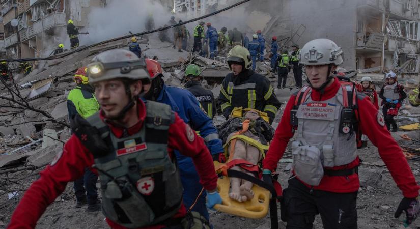 Csaknem 700 drónnal és 56 rakétával támadta az éjjel Ukrajnát az orosz hadsereg
