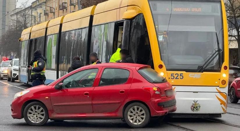 Hatalmas csattanás a Haller utcában, villamos és autó rohant egymásba